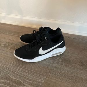 Women’s Nike tennis shoes 8.5
